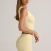 Pantalones Cortos Lisha de modal acanalado, de talle medio y vuelta, en amarillo crema
