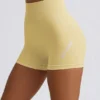 Pantalones Cortos mini sin costuras Super Sculpt en amarillo mantequilla