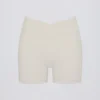 Pantalones Cortos Soft Active con bolsillo y cintura en V en color crema