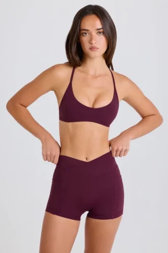 Pantalones Cortos Soft Active con cintura en V y bolsillos en color burdeos