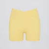 Pantalones Cortos Soft Active con cintura en V y bolsillos en color limón