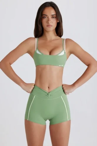 Pantalones Cortos Soft Active con detalle retorcido en la parte delantera en verde