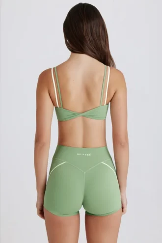 Pantalones Cortos Soft Active con detalle retorcido en la parte delantera en verde