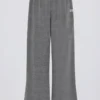 Pantalones de chándal de algodón texturizado con botones, de talle bajo y pierna ancha en gris oscuro