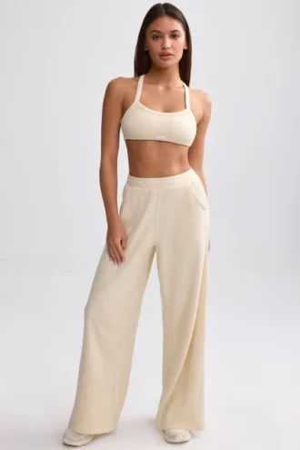 Pantalones de chándal de rizo de pierna ancha en color crema