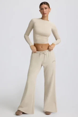 Pantalones de chándal de talle bajo y pierna ancha en color hueso