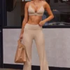 Pantalones de cintura alta con doble vuelta en punto elástico suave en color beige arena