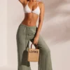 Pantalones de playa con textura arrugada en verde claro