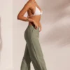 Pantalones de playa con textura arrugada en verde claro