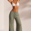 Pantalones de playa con textura arrugada en verde claro