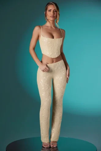 Pantalones de talle bajo con encaje adornado Fallon Petite en color marfil