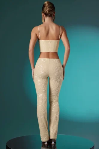 Pantalones de talle bajo con encaje adornado Fallon Petite en color marfil