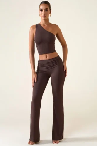 Pantalones Hollis de talle medio y corte recto en marrón chocolate