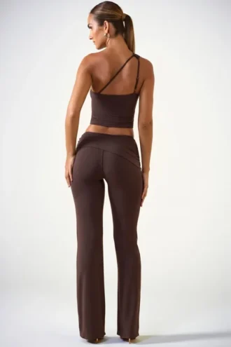 Pantalones Hollis de talle medio y corte recto en marrón chocolate