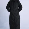 Parka larga impermeable con capucha en negro
