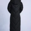 Parka larga impermeable con capucha en negro