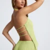 Partes de arriba asimétricas con cuello halter y espalda abierta Elania en verde oliva