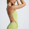Partes de arriba asimétricas con cuello halter y espalda abierta Elania en verde oliva