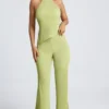 Partes de arriba asimétricas con cuello halter y espalda abierta Elania en verde oliva