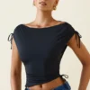 Partes de arriba asimétricas con fruncidos y cuello vuelto en la espalda Kaede en negro