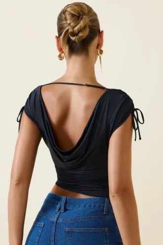 Partes de arriba asimétricas con fruncidos y cuello vuelto en la espalda Kaede en negro