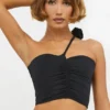 Partes de arriba asimétricas de jersey elástico con detalle de rosa de Tesia en negro
