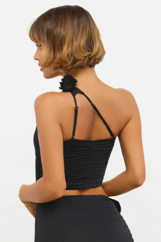 Partes de arriba asimétricas de jersey elástico con detalle de rosa de Tesia en negro