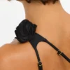 Partes de arriba asimétricas de jersey elástico con detalle de rosa de Tesia en negro