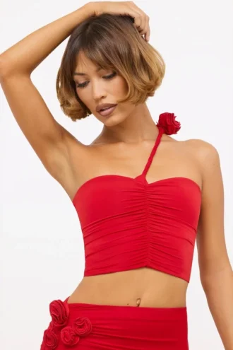 Partes de arriba asimétricas de jersey elástico con detalle de rosas de Tesia en rojo escarlata
