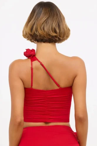 Partes de arriba asimétricas de jersey elástico con detalle de rosas de Tesia en rojo escarlata