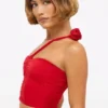 Partes de arriba asimétricas de jersey elástico con detalle de rosas de Tesia en rojo escarlata