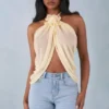 Partes de arriba con cuello halter y abertura delantera Virelle en amarillo mantequilla