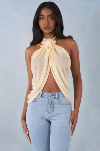Partes de arriba con cuello halter y abertura delantera Virelle en amarillo mantequilla