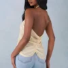 Partes de arriba con cuello halter y abertura delantera Virelle en amarillo mantequilla