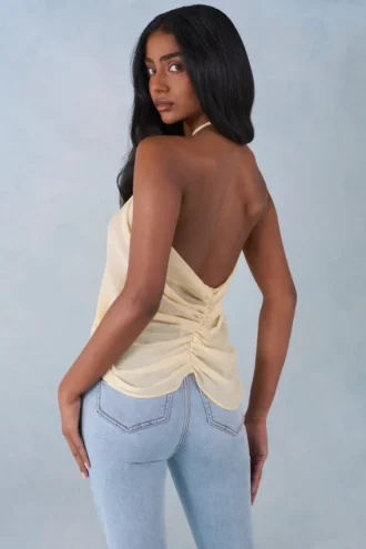 Partes de arriba con cuello halter y abertura delantera Virelle en amarillo mantequilla
