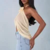 Partes de arriba con cuello halter y abertura delantera Virelle en amarillo mantequilla