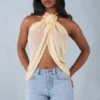 Partes de arriba con cuello halter y abertura delantera Virelle en amarillo mantequilla