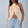 Partes de arriba con cuello halter y abertura delantera Virelle en amarillo mantequilla