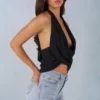 Partes de arriba con escote profundo y cuello halter Maraya en negro