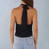 Partes de arriba con escote profundo y cuello halter Maraya en negro