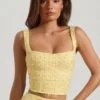 Partes de arriba cortas con cuello cuadrado y adornos Lirael en amarillo