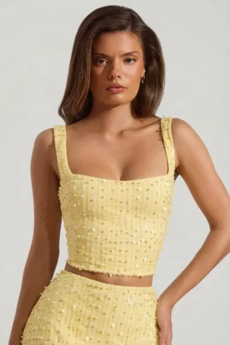 Partes de arriba cortas con cuello cuadrado y adornos Lirael en amarillo
