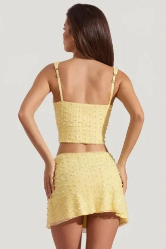 Partes de arriba cortas con cuello cuadrado y adornos Lirael en amarillo