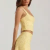Partes de arriba cortas con cuello cuadrado y adornos Lirael en amarillo