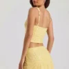 Partes de arriba cortas con cuello cuadrado y adornos Lirael en amarillo