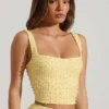 Partes de arriba cortas con cuello cuadrado y adornos Lirael en amarillo