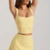 Partes de arriba cortas con cuello cuadrado y adornos Lirael en amarillo