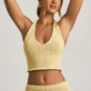 Partes de arriba cortas con cuello halter Gianna de bouclé en amarillo