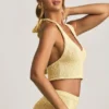 Partes de arriba cortas con cuello halter Gianna de bouclé en amarillo