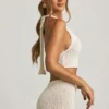 Partes de arriba cortas con cuello halter Gianna en bouclé blanco